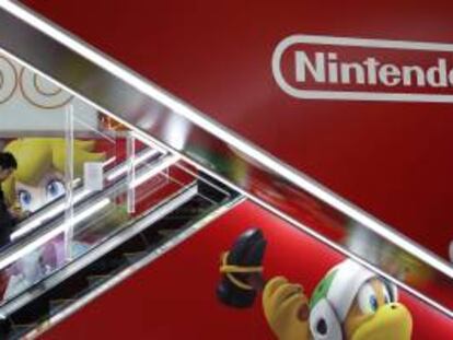 Un hombre sube por unas escaleras mecánicas con el logotipo de Nintendo en una tienda de electrónica en Tokio (Japón). EFE/Archivo