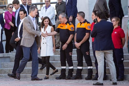 Los Reyes saludan a los miembros de protección civil que participaron en las inundaciones de Arganda.