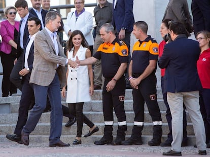 Los Reyes saludan a los miembros de protección civil que participaron en las inundaciones de Arganda.