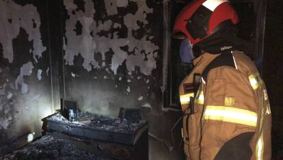 Un bombero en un edificio afectado por un incendio.
