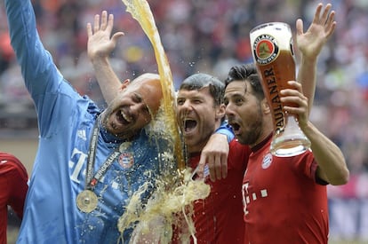 (De izquierda a derecha) El portero, Jose Manuel Reina, el centrocampista, Xabi Alonso, y el delantero, Claudio Pizarro, del Bayern Munich, celebran, arrojándose cerveza, la consecución del 25 título de la Bundelisga del equipo alemán, el 23 de mayo de 2015, en Munich (Alemania).