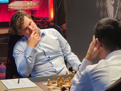 Magnus Carlsen strategizes his opening moves against Uzbek player Nodirbek Abdusattorov in the first semifinal of the Weissenhaus tournament.