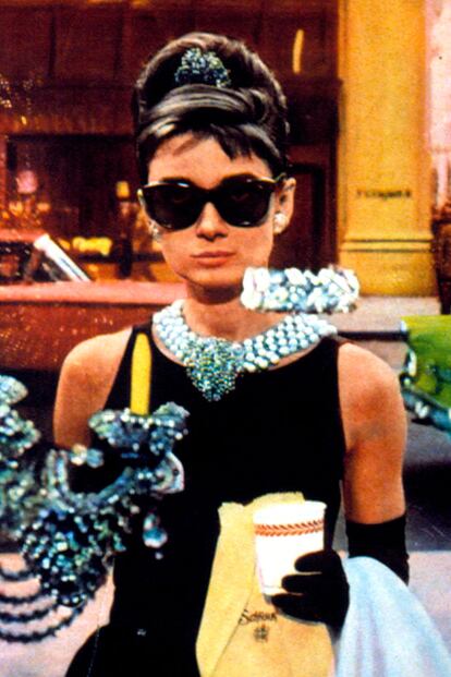 El imitadísimo traje de Givenchy que lució Audrey Hepburn en Desayuno con diamantes. 