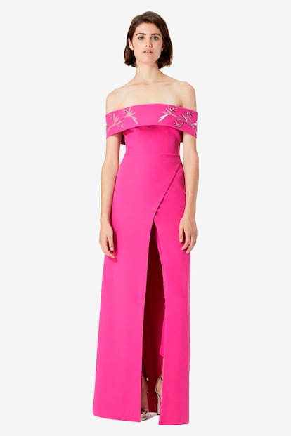 Vestido fucsia con bordados en el escote. (1.468 euros).