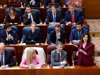 La presidenta madrileña, Isabel Díaz Ayuso, interviene este jueves desde su escaño en el pleno de la Asamblea de Madrid.