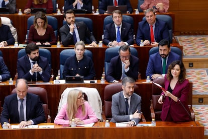 La presidenta madrileña, Isabel Díaz Ayuso, interviene este jueves desde su escaño en el pleno de la Asamblea de Madrid.