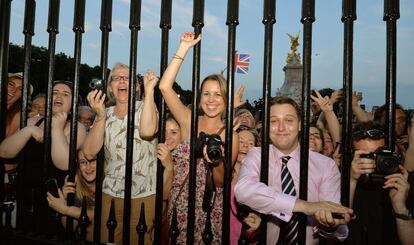 El p&uacute;blico congregado en el exterior del palacio de Buckingham celebra el nacimiento del hijo de Guillermo y Kate. 