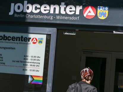 Una mujer entra en una oficina de empleo, donde se gestiona la prestación ciudadana, en el distrito de Charlottenburg-Wilmersdorf de Berlín.