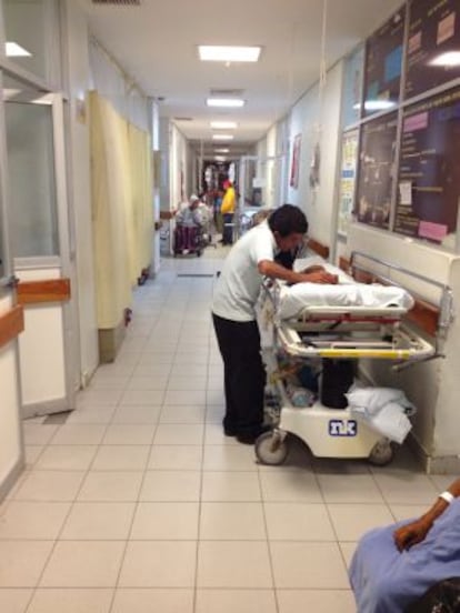 Pacientes del área de urgencias son atendidos en los pasillos del hospital regional de Tuxtla Gutiérrez debido al sobrecupo.