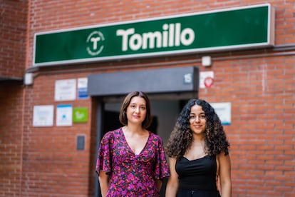 Cristina Domínguez y Fátima El Mazoughi, en la sede de la Fundación Tomillo.