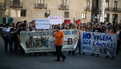 Los trabajadores de los servicios sociales protestan ante el Ayuntamiento de Barcelona.