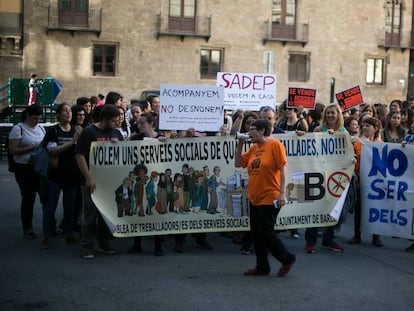 Los trabajadores de los servicios sociales protestan ante el Ayuntamiento de  Barcelona.