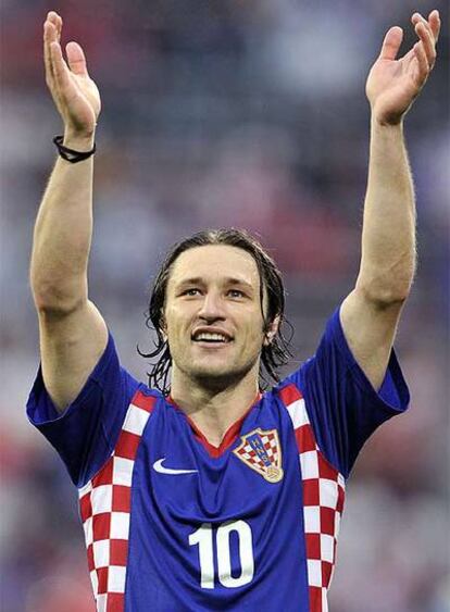 El croata Niko Kovac saluda a la afición tras el partido ante Alemania