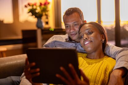 Una pareja observa una película