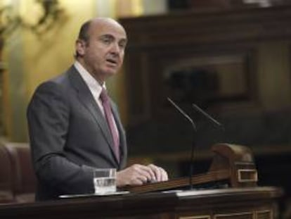 El ministro de Economía, Luis de Guindos, durante su intervención en el pleno que debate el real decreto ley de Refinanciación y Reestructuración de deuda empresarial, en el Congreso de los Diputados.
