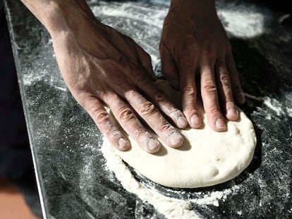En Sumer, en Madrid, elaboran su propio pan de pita para los 'doner kebabs'.