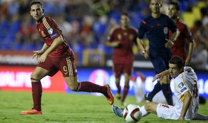 Alcácer supera a un defensor en el España-Macedonia de clasificación para la Eurocopa 2016.