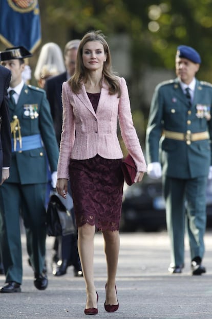 La Reina, vestida con un traje de Felipe Varela en el desfile del 12 de octubre de 2013.
