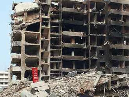 Varias seguidoras de Hezbolá pasan ante un edificio derruido en Dahiyeh, en el sur de Beirut.