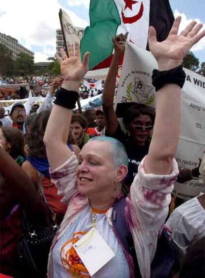 Un manifestante  durante la marcha del Foro Social Mundial.