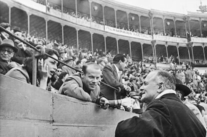 Ava Gardner charla con el embajador estadounidense John Davis Lodge y el empresario español Ricardo Sicre en la plaza de toros de Valencia.