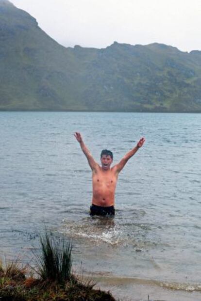 Un hombre se baña hoy, miércoles 18 de julio de 2012, en la laguna El Perol, en Cajamarca (Peru).