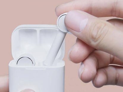 Adiós a los estuches de los cascos: Xiaomi tiene una idea para guardarlos en el móvil