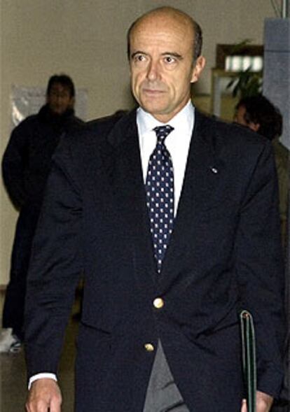 Alain Juppé llega ayer a los tribunales de Nanterre, cerca de París.