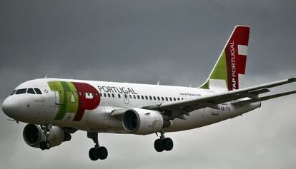 Un avión se prepara para aterrizar en el aeropuerto.