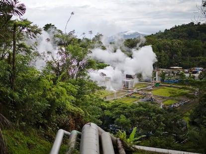 Isla de Célebes (Indonesia), donde el cultivo de palmeras de Palmira ayuda al medio ambiente y proporciona ingresos a la población. Mediante energía geotérmica, una fábrica produce una tonelada de azúcar al mes sin generar desperdicios.