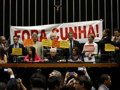 Deputados opositores de Cunha ocupam a Mesa Diretora da Câmara em comemoração à decisão do STF.