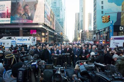 El gobernador de Nueva York, Andrew Cuomo, y el alcalde de la ciudad de Nueva York, Bill de Blasio, hablan con los medios mientras la policía investigaba la explosión.