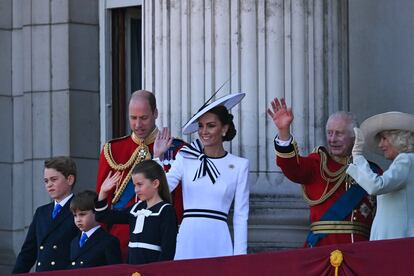 Guillermo de Inglaterra y Kate Middleton junto a su tres hijos, el rey Carlos III y Camila.