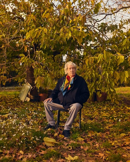 El cantautor descansa en el jardín de su casa de Camallera (Girona), donde vive desde hace dos años con su compañera Julia.