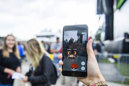 Una mujer juega al Pokémon Go en Berna (Suiza)