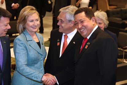 Hillary Clinton y Hugo Chávez se dan la mano ante los presidentes de Colombia, Manuel Santos (izquierda), y de Chile, Sebastián Piñera, durante la toma de posesión de Dilma Rousseff, ayer en Brasilia.