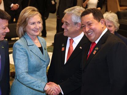 Hillary Clinton y Hugo Chávez se dan la mano ante los presidentes de Colombia, Manuel Santos (izquierda), y de Chile, Sebastián Piñera, durante la toma de posesión de Dilma Rousseff, ayer en Brasilia.