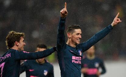 Griezmann felcita a Torres por uno de sus goles al Lokomotiv.