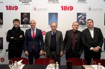 El presidente del patronato del Real, Gregorio Marañón (c), presenta junto al intendente del coliseo, Joan Matabosch (2d), el director músical Pablo Heras-Casado (i), Ivor Bolton (d), director de orquesta, y el director general del Teatro Real Ignacio García-Belenguer (2i), esta mañana en el Real.