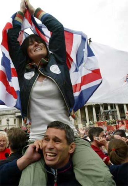 Una pareja celebra en Trafalgar Square la designación de Londres. La capital británica partía como segunda favorita, por detrás de París y un peldaño por encima de Madrid en las apuestas.