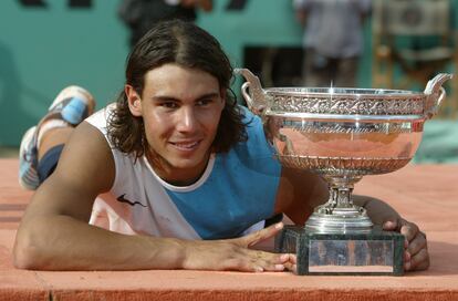 El manacorí, junto con la copa de los Mosqueteros, tras vencer a Federer en la final de Roland Garros, el 10 de junio de 2007.