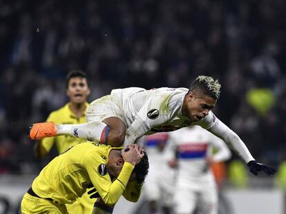 Mariano salta por encima de un defensa del Villarreal.