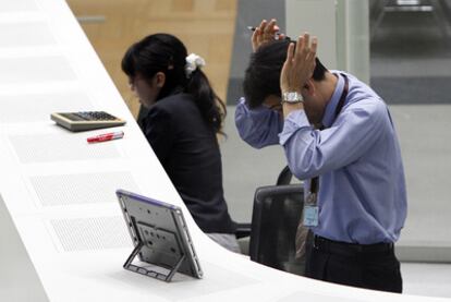 La preocupación se ha adueñado de los trabajadores de la Bolsa de Tokio al empezar la primera jornada después del terremoto con fuertes caídas.