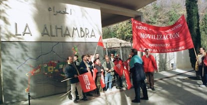 Un grupo de huelguistas, en la puerta de acceso a La Alhambra