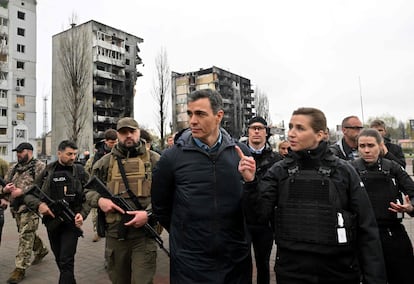 El presidente del Gobierno, Pedro Sánchez, y la primera ministra de Dinamarca, Mette Frederiksen caminan durante una visita a la ciudad ucraniana de Borodianka, región de Kiev, este jueves.
