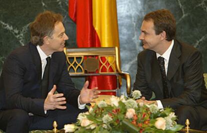 Rodríguez Zapatero, durante las entrevistas que mantuvo ayer en el Congreso con Colin Powell y Tony Blair (abajo).