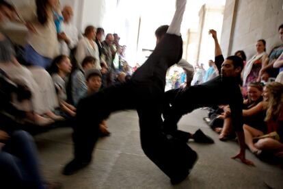 La bailarina y coreógrafa Yoko Taira en dueto con Allan Falieri en varios ámbitos del Museo Reina Sofía.