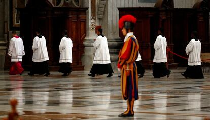 Sacerdotes antes de que el Papa Francisco ordene una misa por los cardenales y obispos que fallecieron el año pasado, en la basílica de San Pedro en el Vaticano.