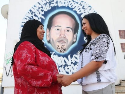 Khadija Yahyaoui y Leîla al lado del retrato Zouhair Yahyaou.