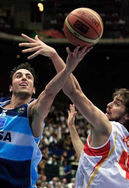 El argentino Manu Ginobili lucha con Pau Gasol por una balón.